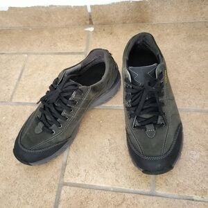 Clarks Wave Walk Sneakers Size 7 M (Waterproof, Suede, Black, Gray, Gym,Running)